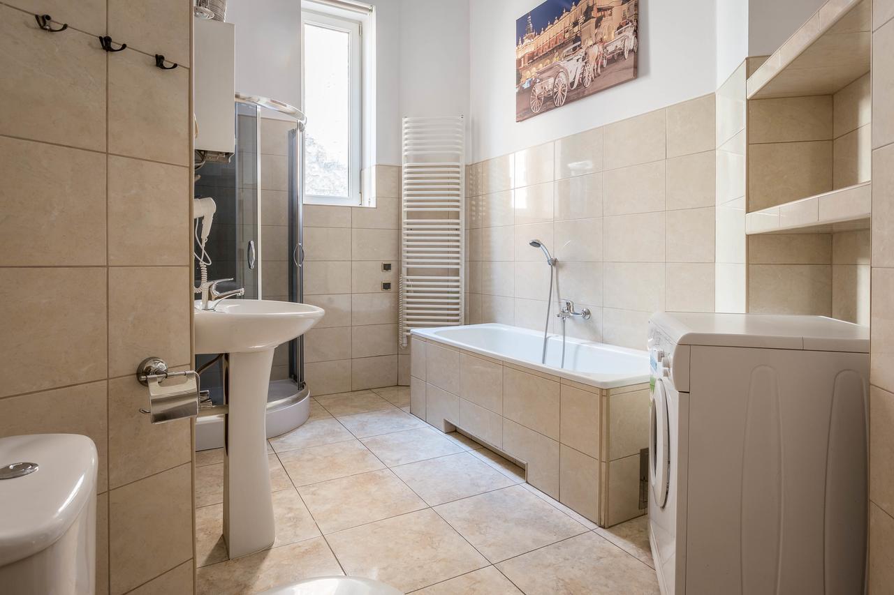 Fragola Budget Apartments & Rooms Krakow Bagian luar foto
