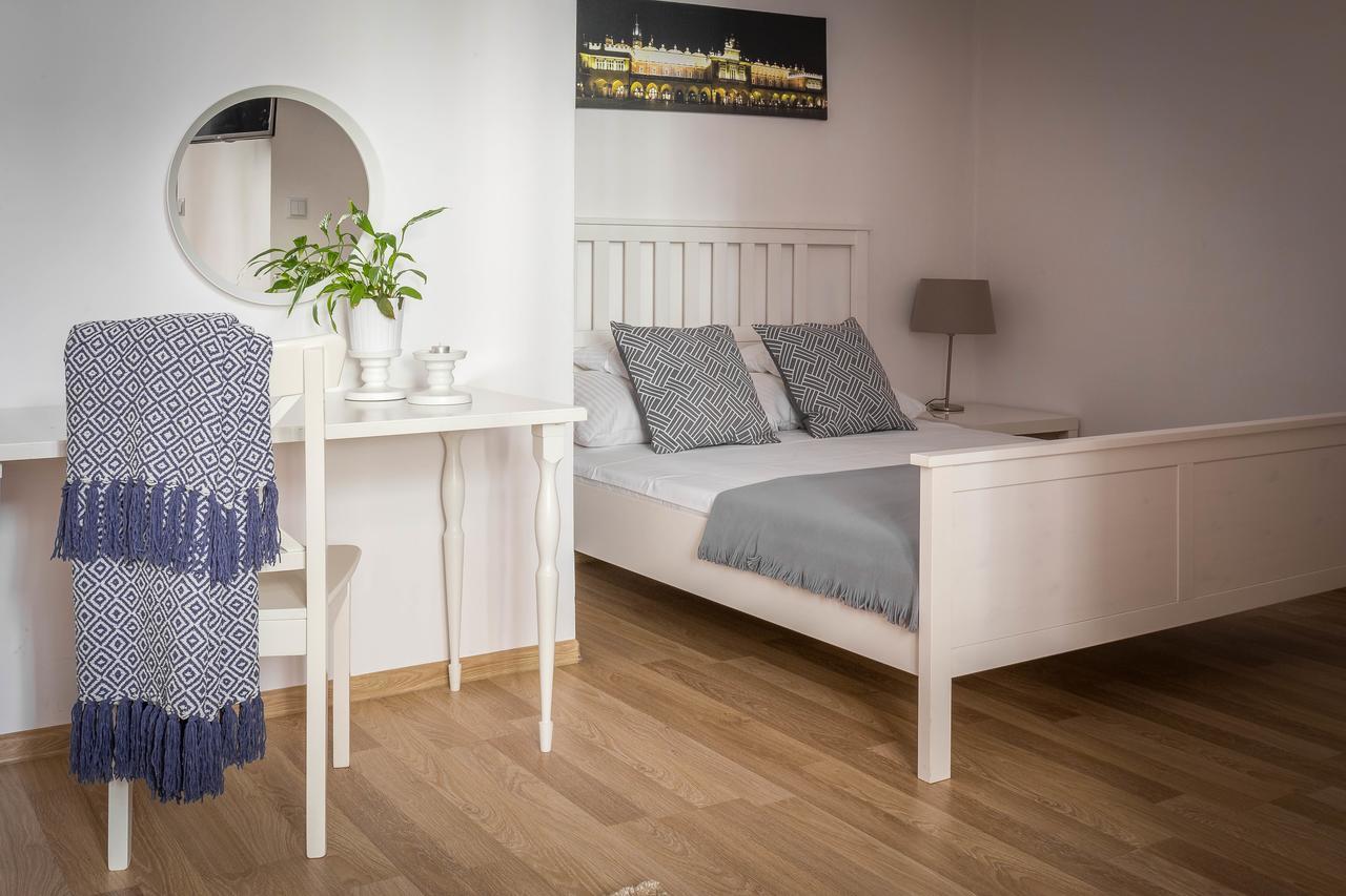 Fragola Budget Apartments & Rooms Krakow Bagian luar foto