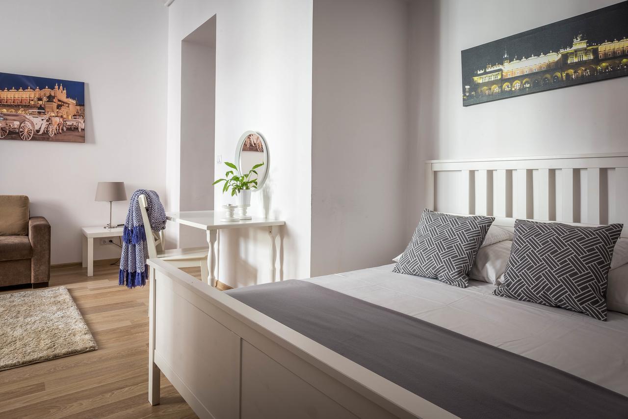 Fragola Budget Apartments & Rooms Krakow Bagian luar foto