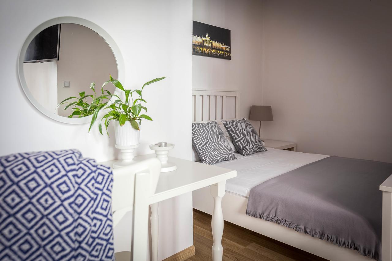 Fragola Budget Apartments & Rooms Krakow Bagian luar foto